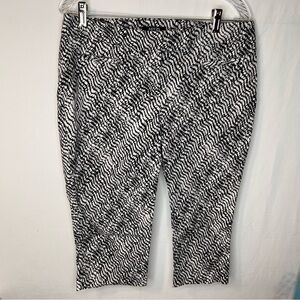 Apt.9 Women’s Black and White Capris Pants. Size 12Petite.